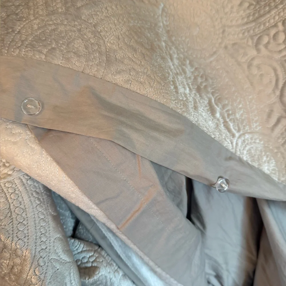 New! TAHARI HOME Velvet Silver Grey Embossed Medallion King Duvet Cover